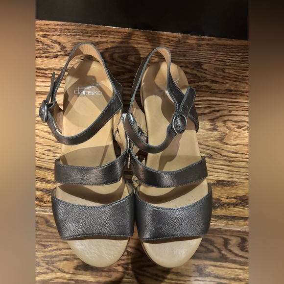 Dansko Women’s Tansy Gunmetal Metallic Leather Sandal Wedges Size 38 7.5 - Picture 5 of 5